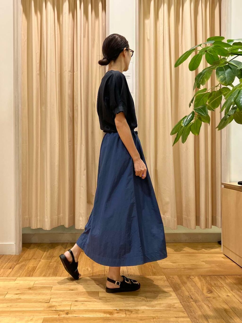 「Tシャツ、別注、ロングスカート、スカート、ママコーデ、ナイロン、RODESKO、カットソー、Gramicci、グラミチ、doors、サンダルコーデ、高身長、私が選ぶセールアイテム2025ss、doorsスタッフ夏のイチオシ」｜「RODE SKOのダブルベルテッドサンダル（サンダル、ブラック系）」を使った、kimmyさん（レディース・168cm）の夏コーディネートの4枚目の写真