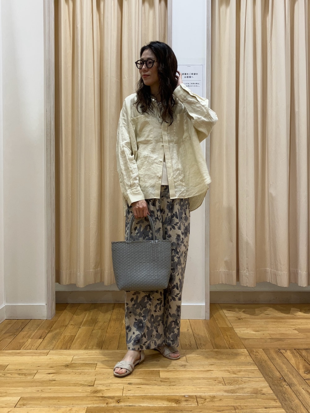 イエロー系のシャツ/ブラウス、ホワイト系のタンクトップ、ベージュ系のサンダルを着用したレディースの春コーディネートの2枚目の写真