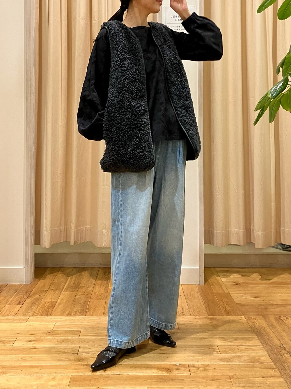 ブラック系のシャツ/ブラウス、グレー系のその他アウター、ブルー系のデニムパンツを着用したレディースの秋コーディネートの5枚目の写真