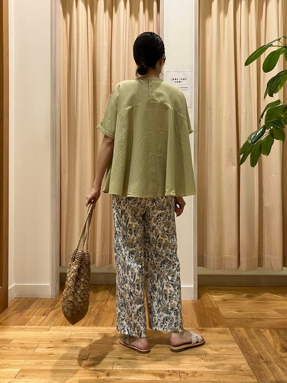 「イージーパンツ、ママコーデ、ブラウス、RODESKO、フラワープリント、柄パンツ、doors、サンダルコーデ、高身長、カゴバッグ」｜「URBAN RESEARCH DOORSのカッティングサンダル（サンダル、ホワイト系）」を使った、kimmyさん（レディース・168cm）の夏コーディネートの4枚目の写真