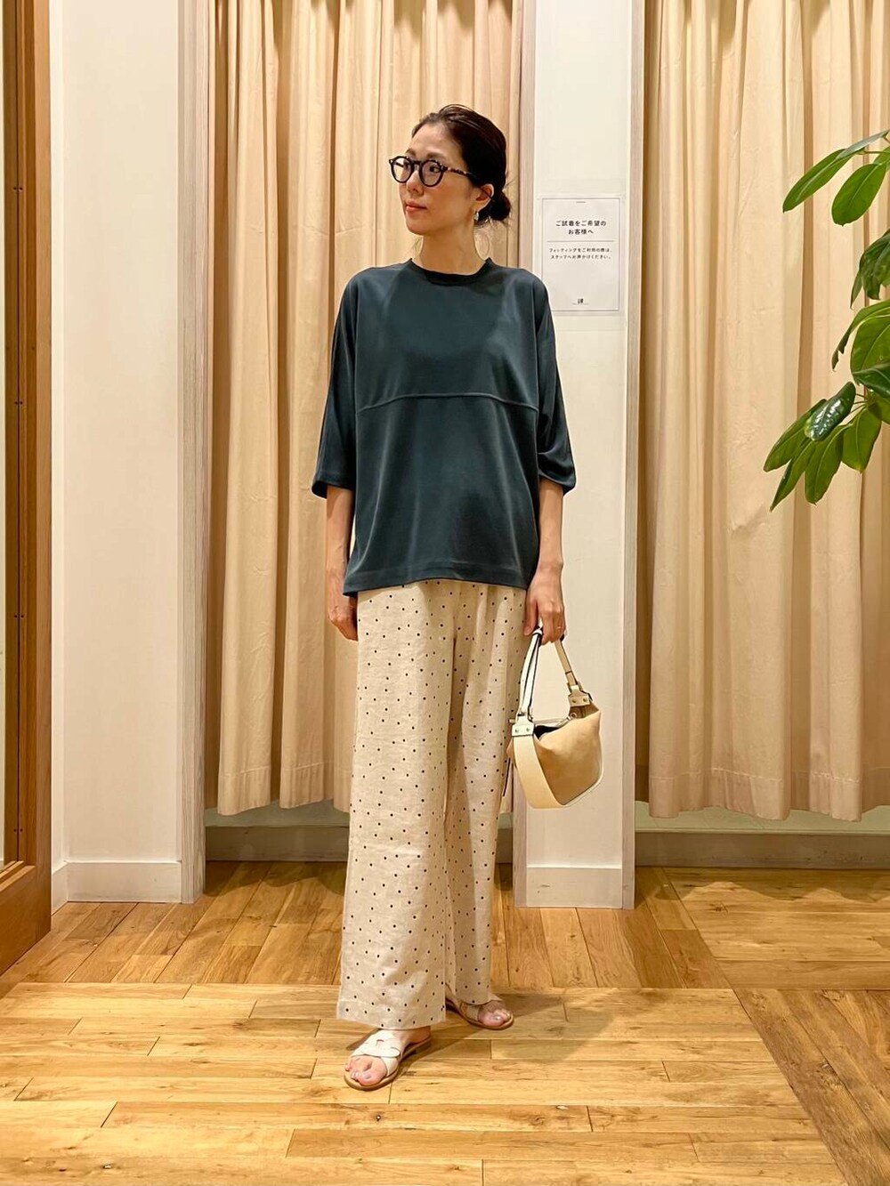 ホワイト系のサンダル、ホワイト系のショルダーバッグ、ベージュ系のその他パンツを着用したレディースの夏コーディネートの2枚目の写真