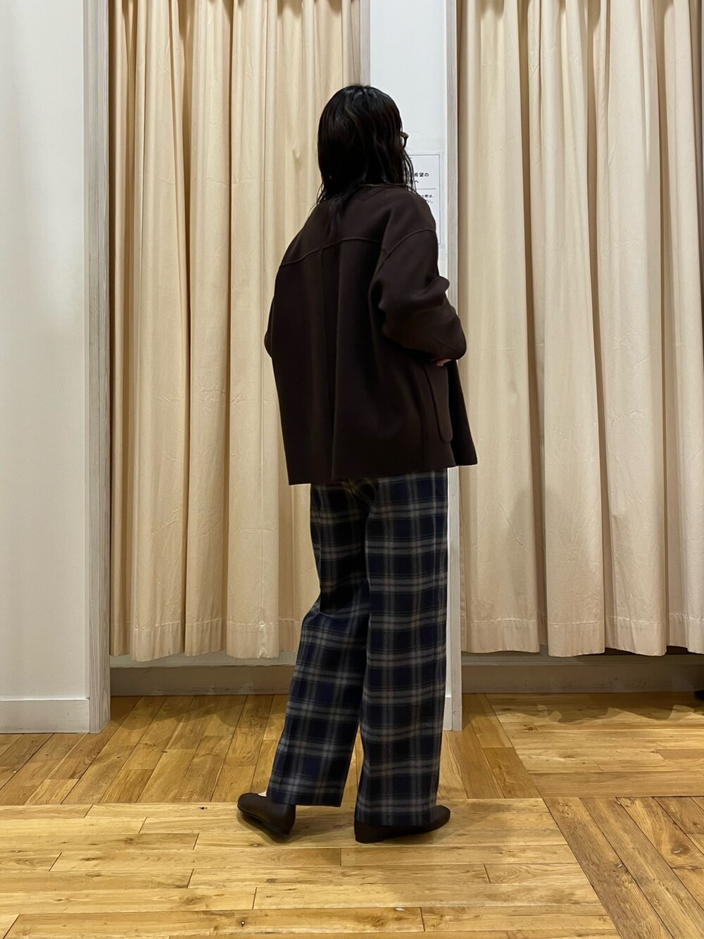 ブルー系のその他パンツ、ベージュ系のニット/セーター、ブラウン系のその他アウターを着用したレディースの冬コーディネートの4枚目の写真