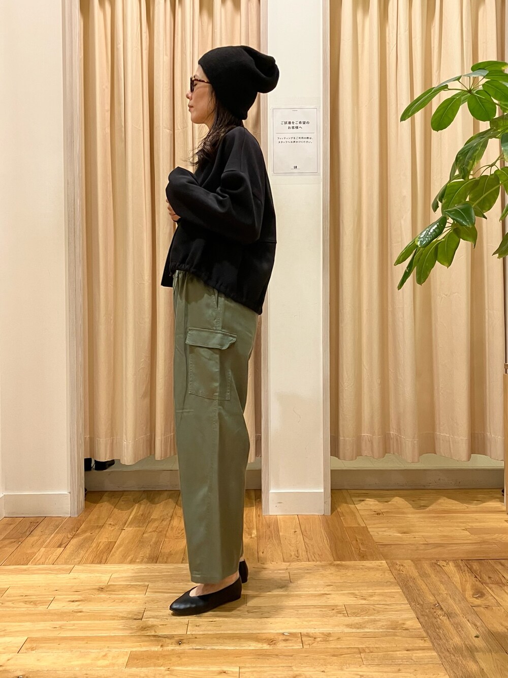 ホワイト系のTシャツ/カットソー、ブラック系のカーディガン/ボレロ、グリーン系のその他パンツを着用したレディースの秋コーディネートの3枚目の写真