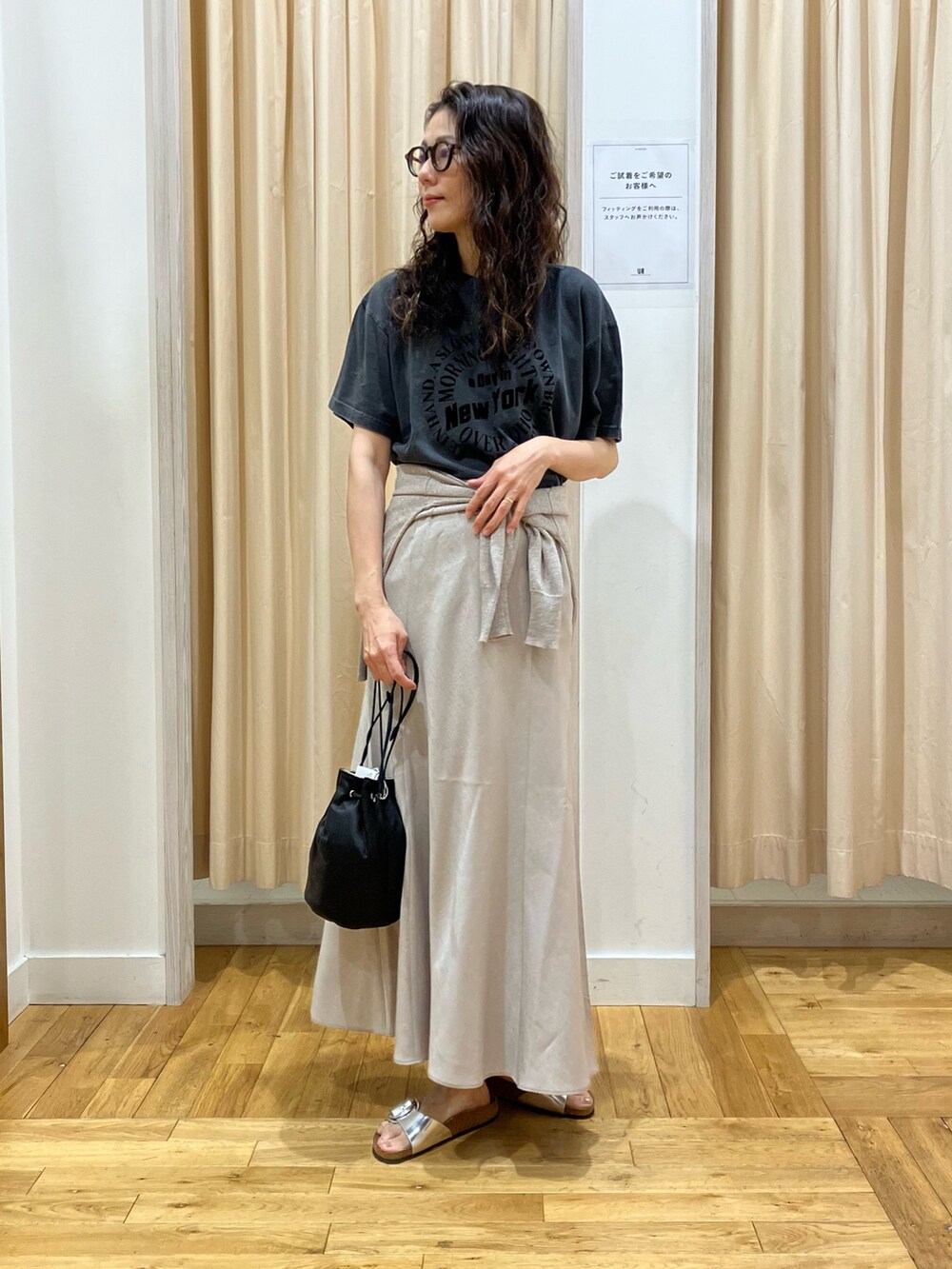 ブラック系のTシャツ/カットソー、シルバー系のサンダル、ベージュ系のカーディガン/ボレロを着用したレディースの夏コーディネートの2枚目の写真