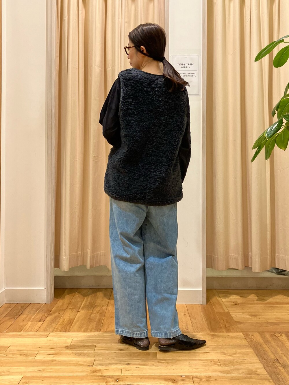 ブラック系のシャツ/ブラウス、グレー系のその他アウター、ブルー系のデニムパンツを着用したレディースの秋コーディネートの4枚目の写真