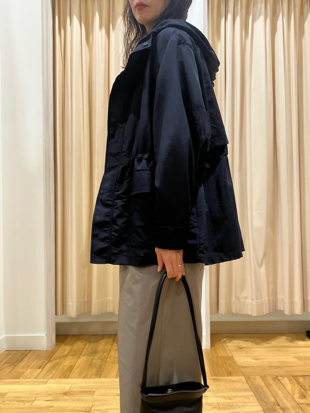 ブルー系のマウンテンパーカー、ピンク系のTシャツ/カットソー、グレー系のその他パンツを着用したレディースの春コーディネートの4枚目の写真