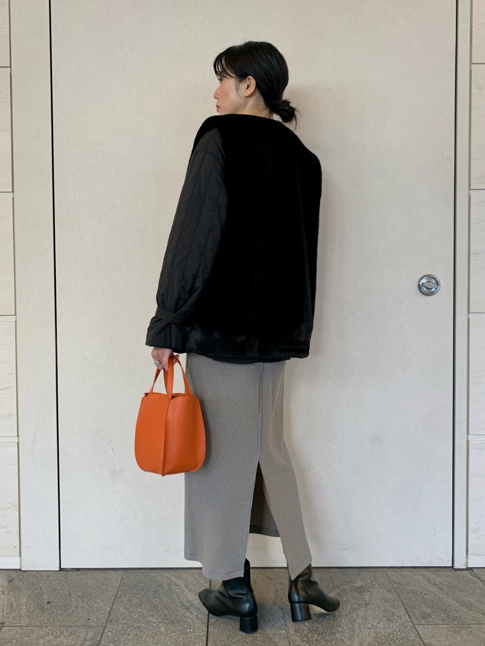 「サニーレーベル、Sonny　Label、SonnyLabel、高山直子、コラボ、ワンピース、ロングワンピース、オレンジ、ミニバッグ、キルティングジャケット、ファーベスト、オトナカジュアル、シンプルコーデ、高身長女子、高身長コーデ」｜「URBAN RESEARCH Sonny Labelのウォームカットリブワンピース（ワンピース、ブラウン系）」を使った、kimmyさん（レディース・168cm）の秋コーディネートの3枚目の写真