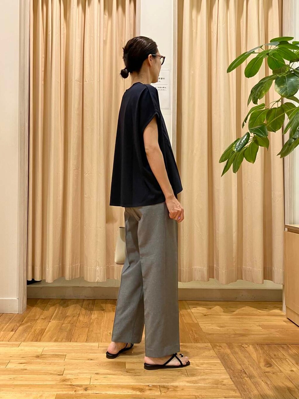 ホワイト系のトートバッグ、グレー系のその他パンツ、ブラック系のサンダルを着用したレディースの夏コーディネートの4枚目の写真