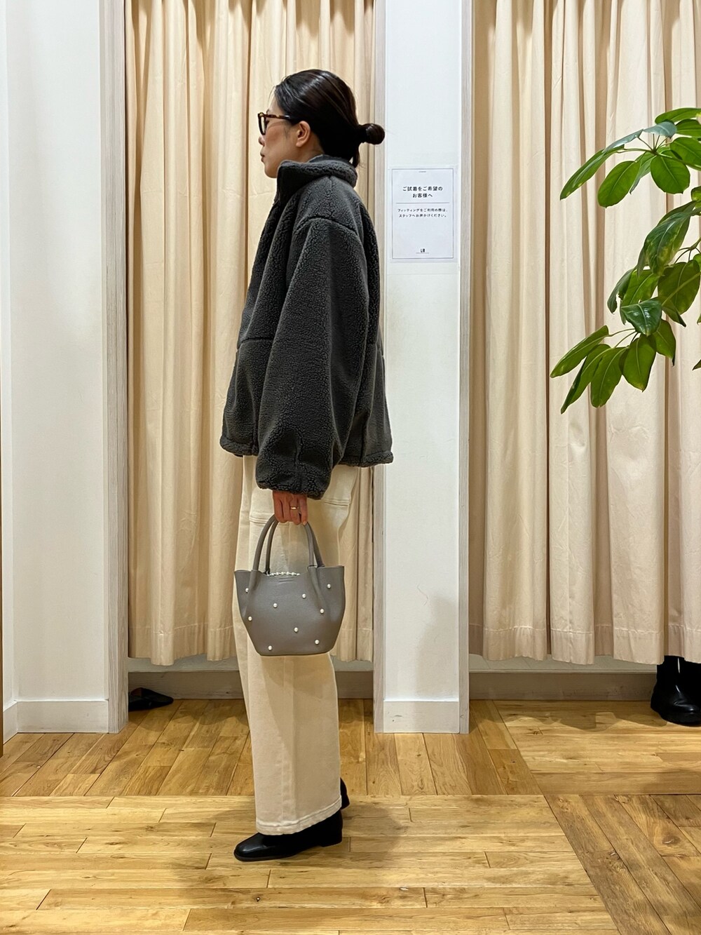 グレー系のその他アウター、グリーン系のニット/セーター、ホワイト系のその他パンツを着用したレディースの冬コーディネートの2枚目の写真