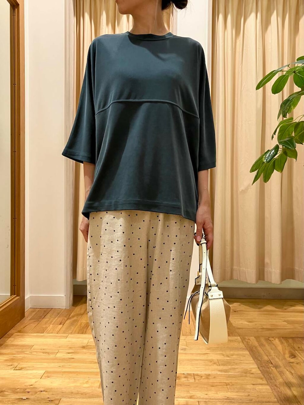 ホワイト系のサンダル、ホワイト系のショルダーバッグ、ベージュ系のその他パンツを着用したレディースの夏コーディネートの6枚目の写真