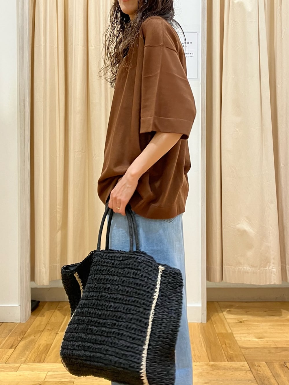 イエロー系のニット/セーター、ブルー系のデニムパンツを着用したレディースの春コーディネートの5枚目の写真