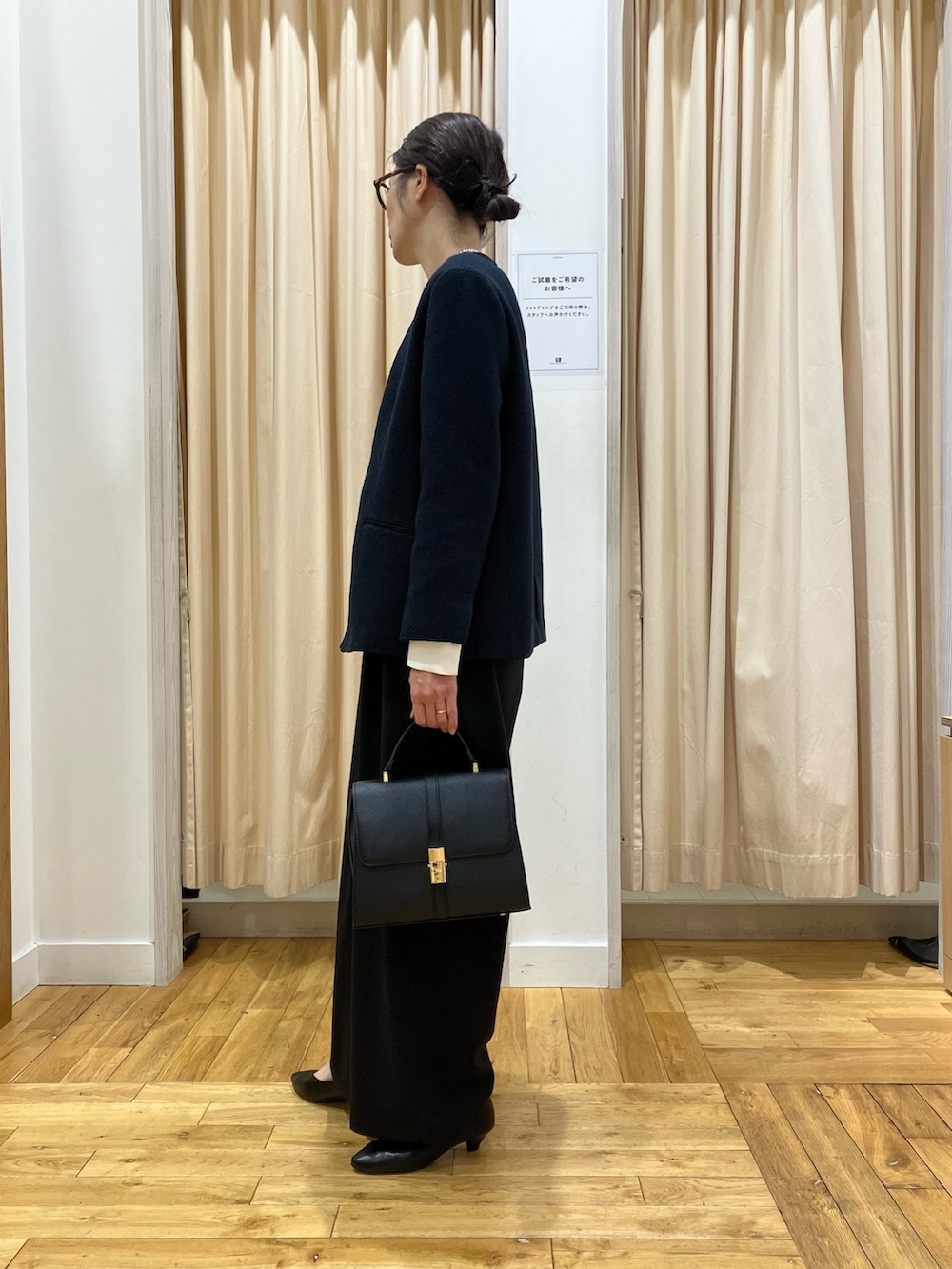 ホワイト系のシャツ/ブラウス、ブルー系のスーツジャケット、ブラック系のパンプスを着用したレディースの冬コーディネートの3枚目の写真