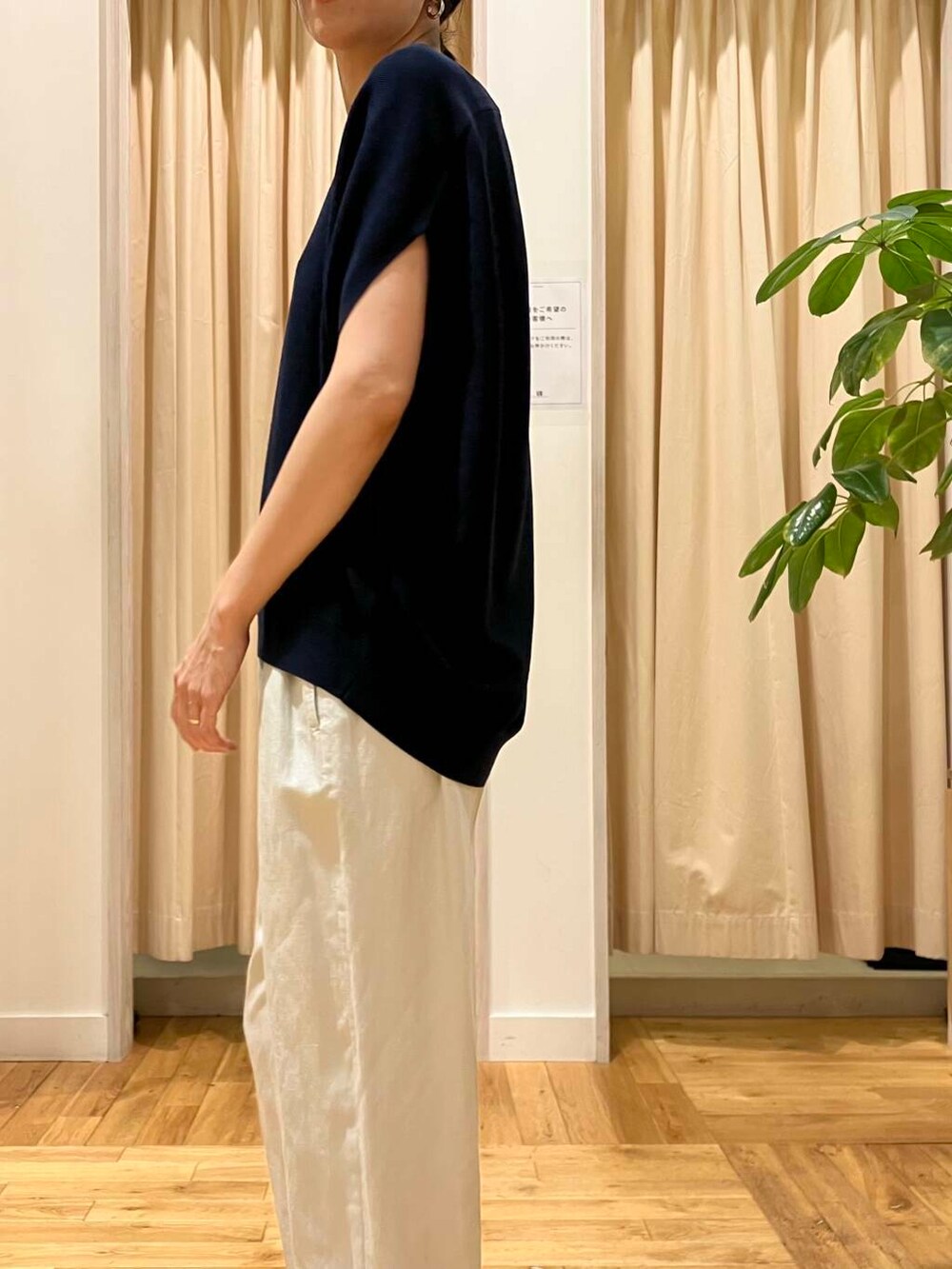 グレー系のサンダル、ベージュ系のその他パンツ、ブルー系のニット/セーターを着用したレディースの夏コーディネートの5枚目の写真