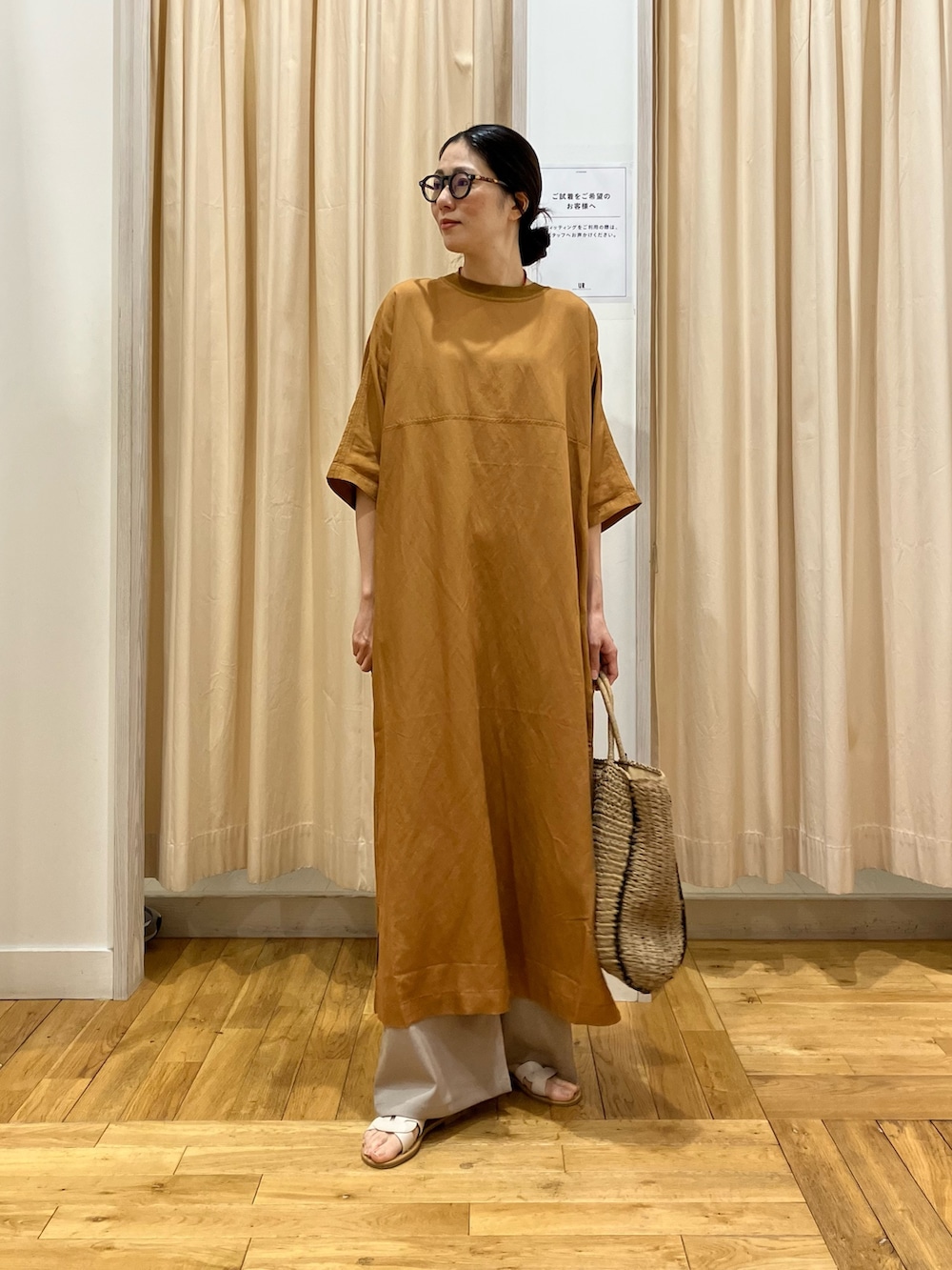 イエロー系のワンピース、ベージュ系のその他パンツ、ベージュ系のその他パンツを着用したレディースの春コーディネートの2枚目の写真