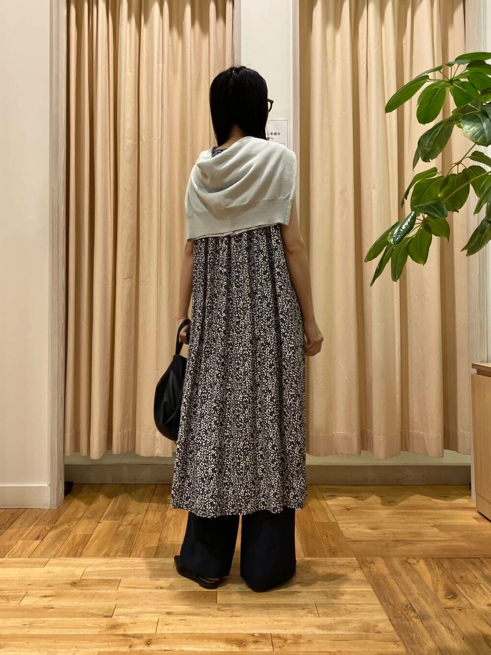 ブラック系のショルダーバッグ、グレー系のカーディガン/ボレロ、ブラック系のワンピースを着用したレディースの夏コーディネートの3枚目の写真