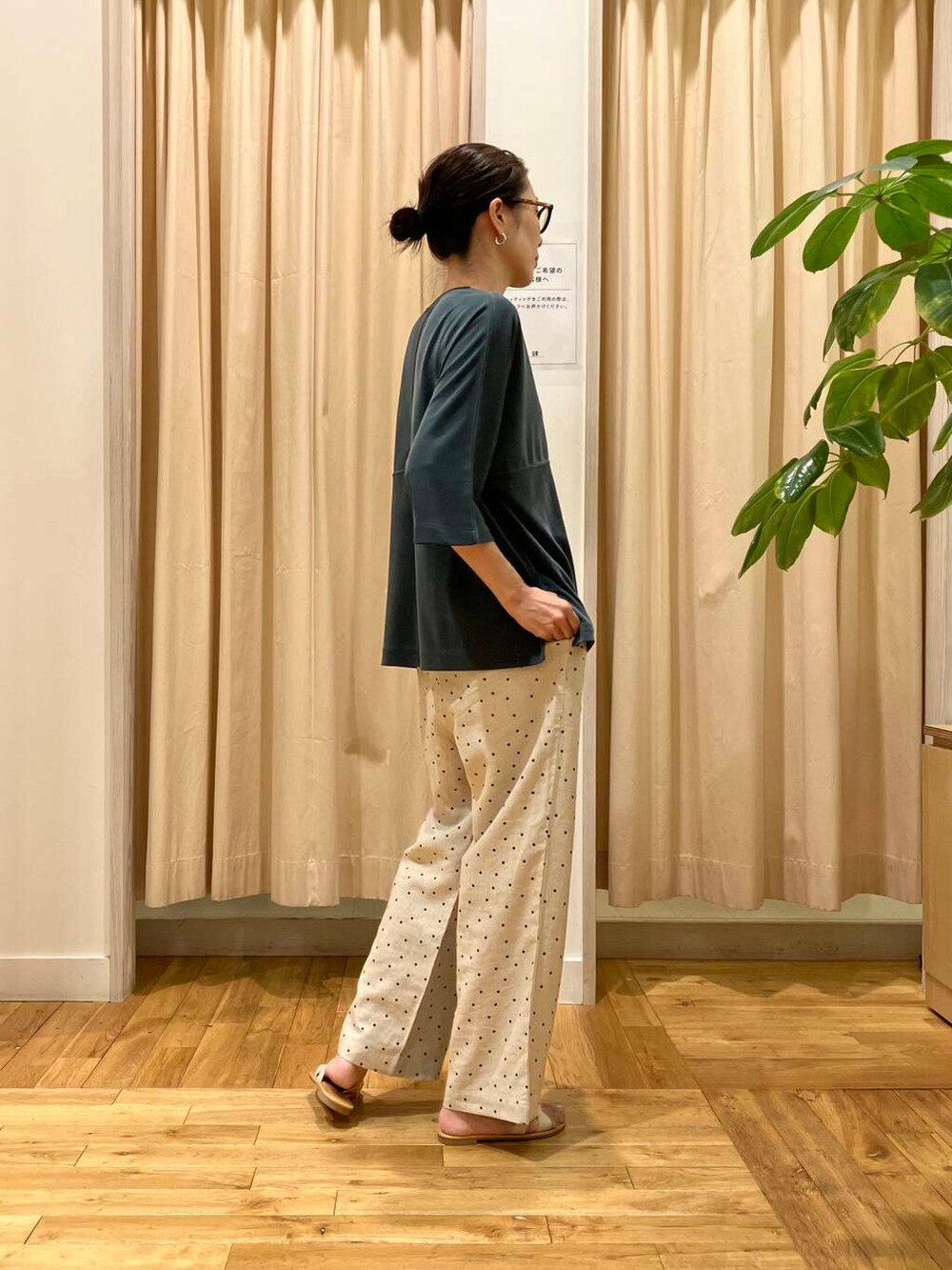 ホワイト系のサンダル、ホワイト系のショルダーバッグ、ベージュ系のその他パンツを着用したレディースの夏コーディネートの4枚目の写真