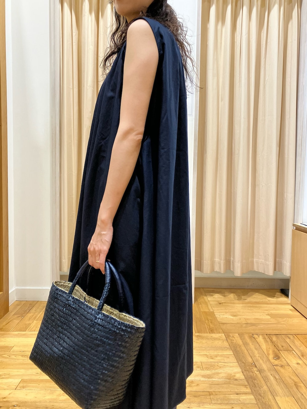 ブルー系のワンピース、ブルー系のその他パンツ、シルバー系のサンダルを着用したレディースの夏コーディネートの4枚目の写真