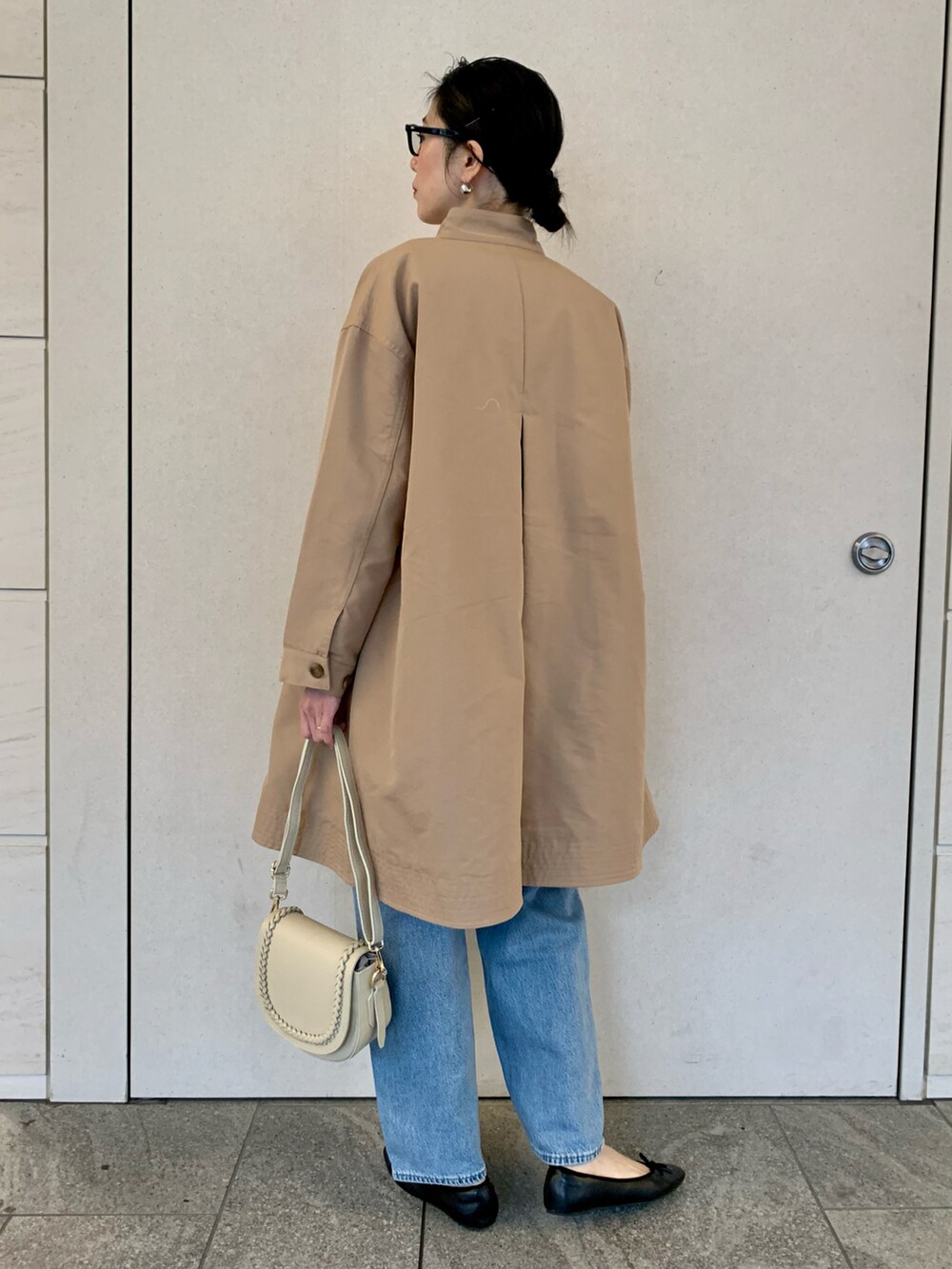 「サニーレーベル、Sonny　Label、SonnyLabel、トレンチコート、春アウター、リブニット、デニム、Levi's、ミニバッグ、大人カジュアル、カジュアルコーデ、メガネ女子、高身長女子、高身長コーデ」｜「URBAN RESEARCH Sonny Labelの『SETアイテム』ライナー付きフレアトレンチコート（トレンチコート、ベージュ系）」を使った、kimmyさん（レディース・168cm）の冬コーディネートの4枚目の写真