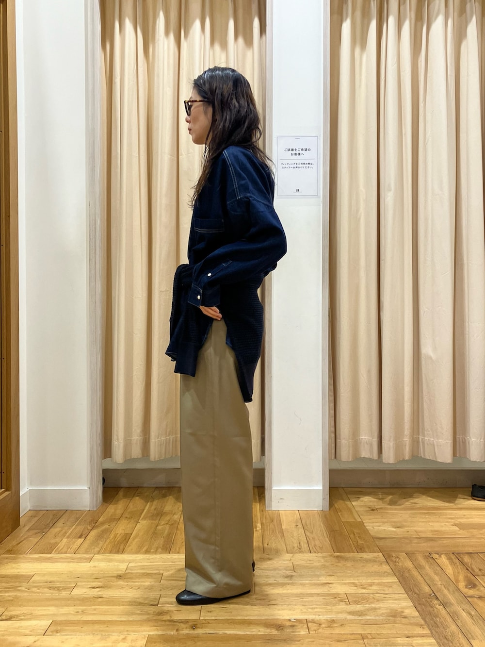 ブルー系のシャツ/ブラウス、ブルー系のカーディガン/ボレロ、ベージュ系のその他パンツを着用したレディースの冬コーディネートの3枚目の写真