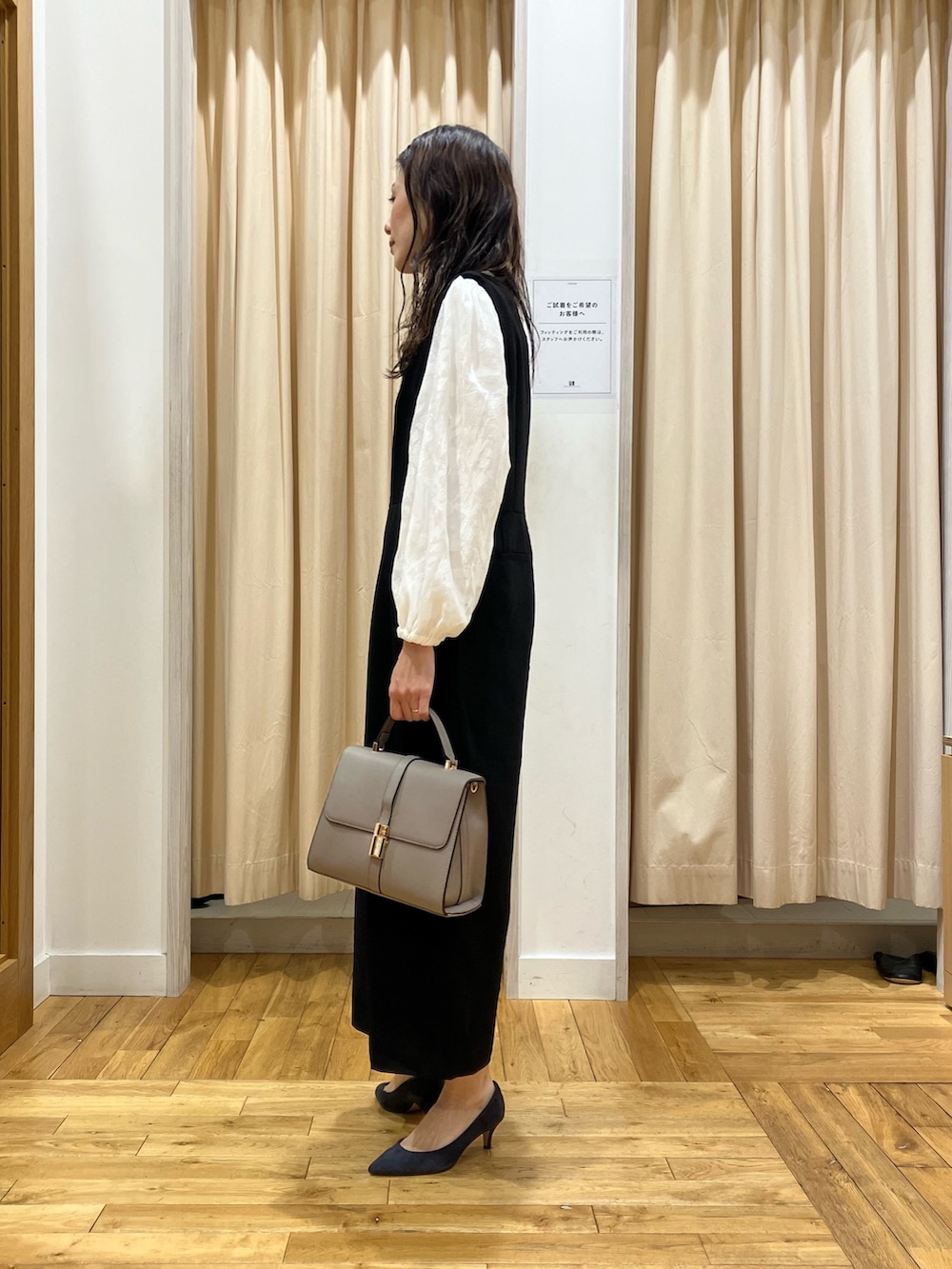 ブラック系のワンピース、ホワイト系のシャツ/ブラウス、グレー系のハンドバッグを着用したレディースの冬コーディネートの3枚目の写真