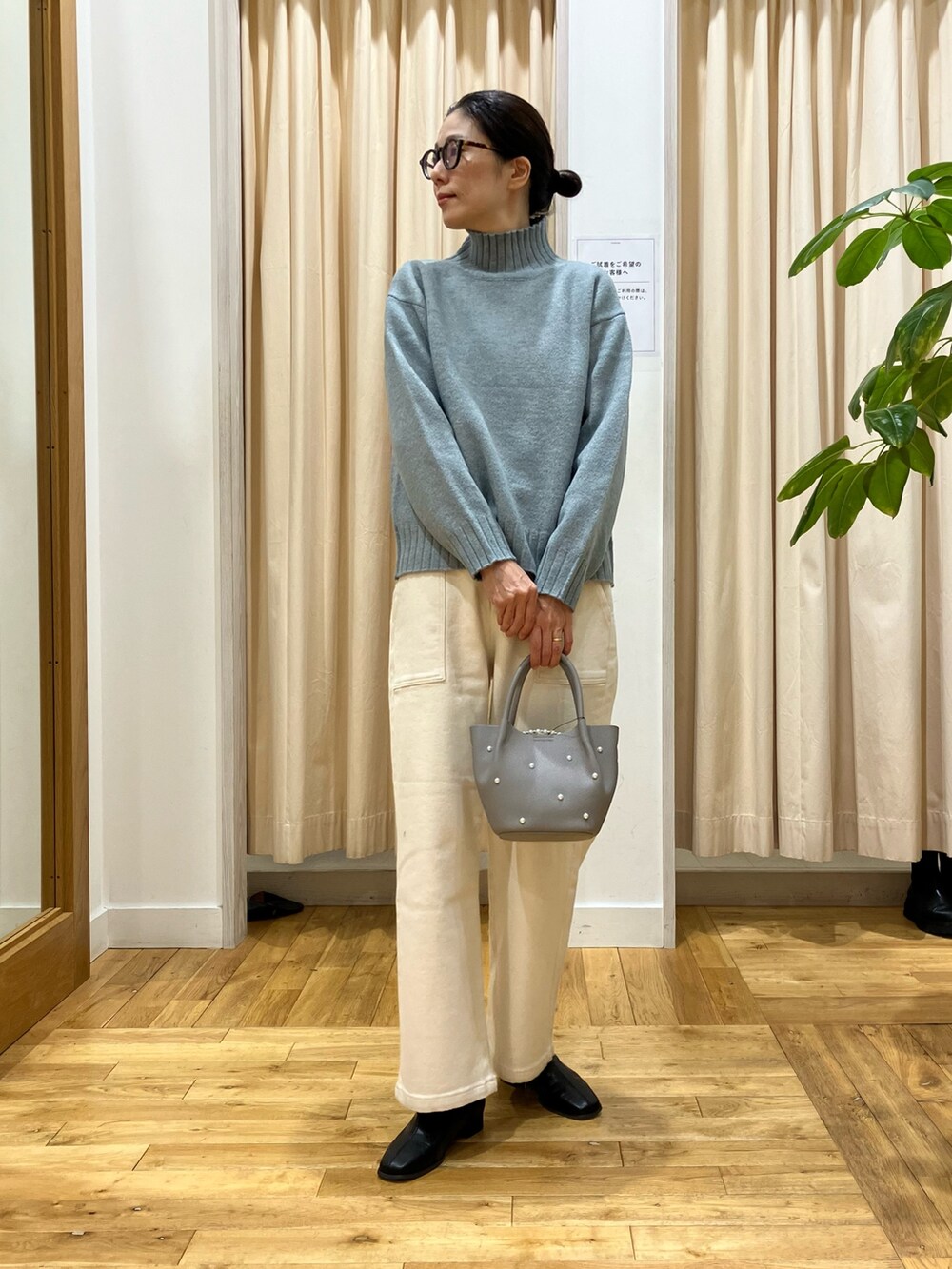 グレー系のその他アウター、グリーン系のニット/セーター、ホワイト系のその他パンツを着用したレディースの冬コーディネートの5枚目の写真