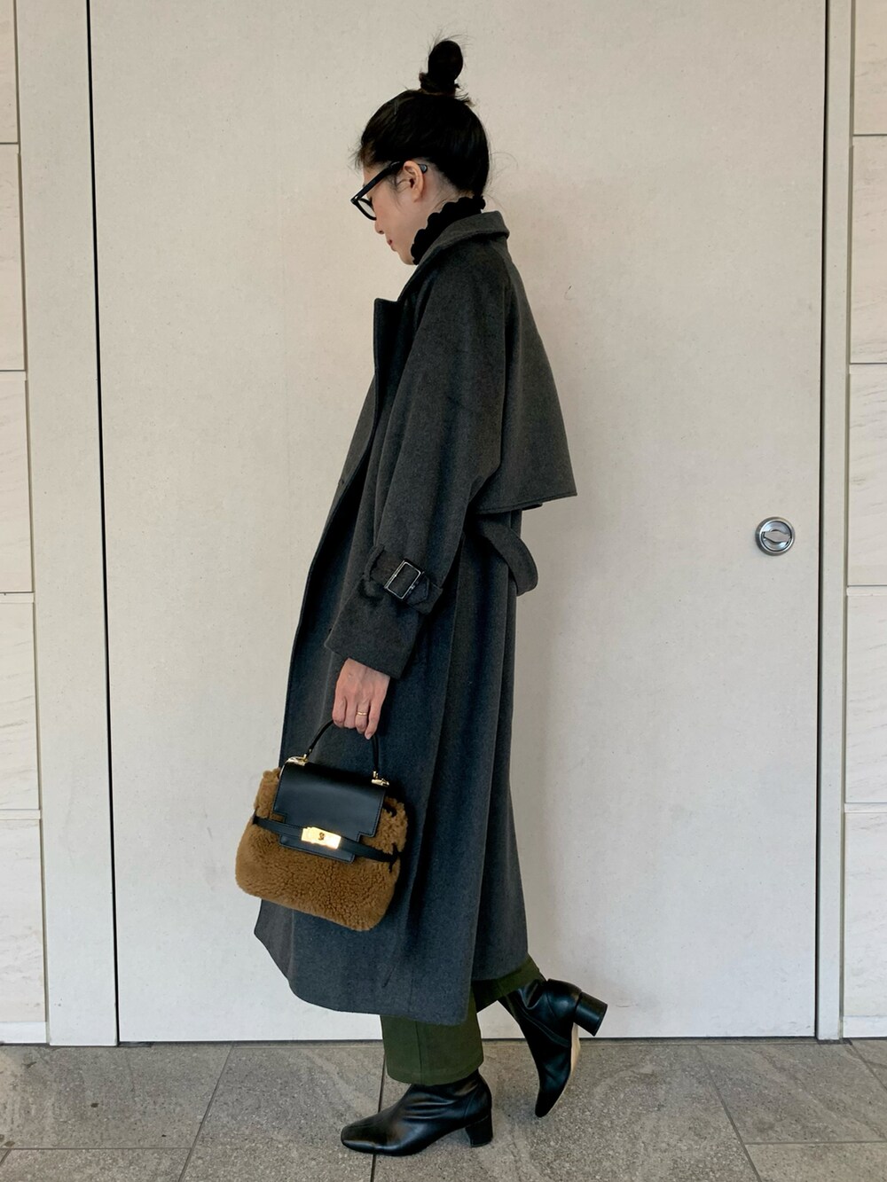 「サニーレーベル、Sonny　Label、SonnyLabel、トレンチコート、ウールコート、ロングコート、タートルネック、カーゴパンツ、ボアバッグ、ミニバッグ、メガネ女子、きれいめカジュアル、大人カジュアル、高身長女子、高身長コーデ」｜「URBAN RESEARCH Sonny Labelの『UR TECH』ハイネックプルオーバー（Tシャツ/カットソー、ブラック系）」を使った、kimmyさん（レディース・168cm）の秋コーディネートの2枚目の写真