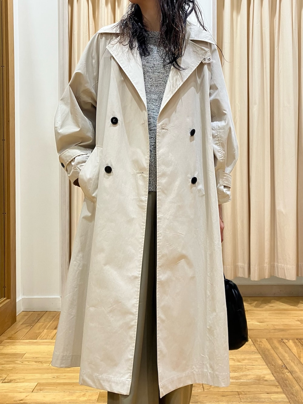 ベージュ系のその他パンツ、ベージュ系のトレンチコート、ブラック系のニット/セーターを着用したレディースの冬コーディネートの5枚目の写真