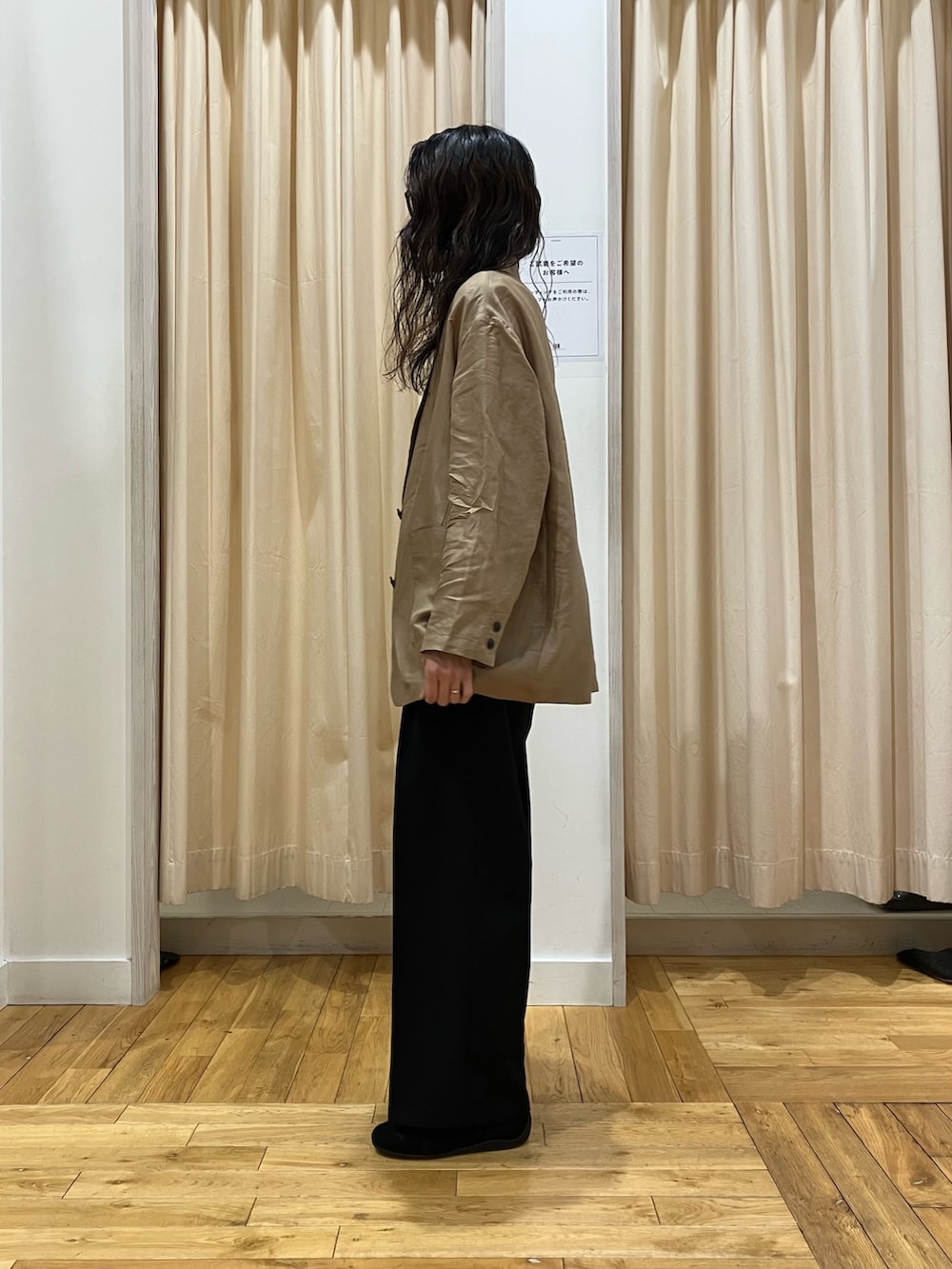 ベージュ系のその他アウター、ブラック系のスニーカー、ブラック系のスニーカーを着用したレディースの春コーディネートの4枚目の写真