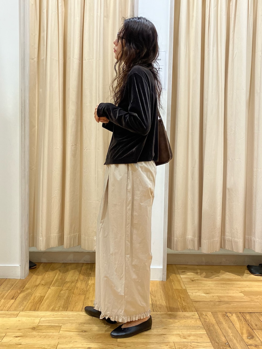 ブラウン系のカーディガン/ボレロ、ベージュ系のその他パンツ、ブラウン系のトートバッグを着用したレディースの秋コーディネートの3枚目の写真
