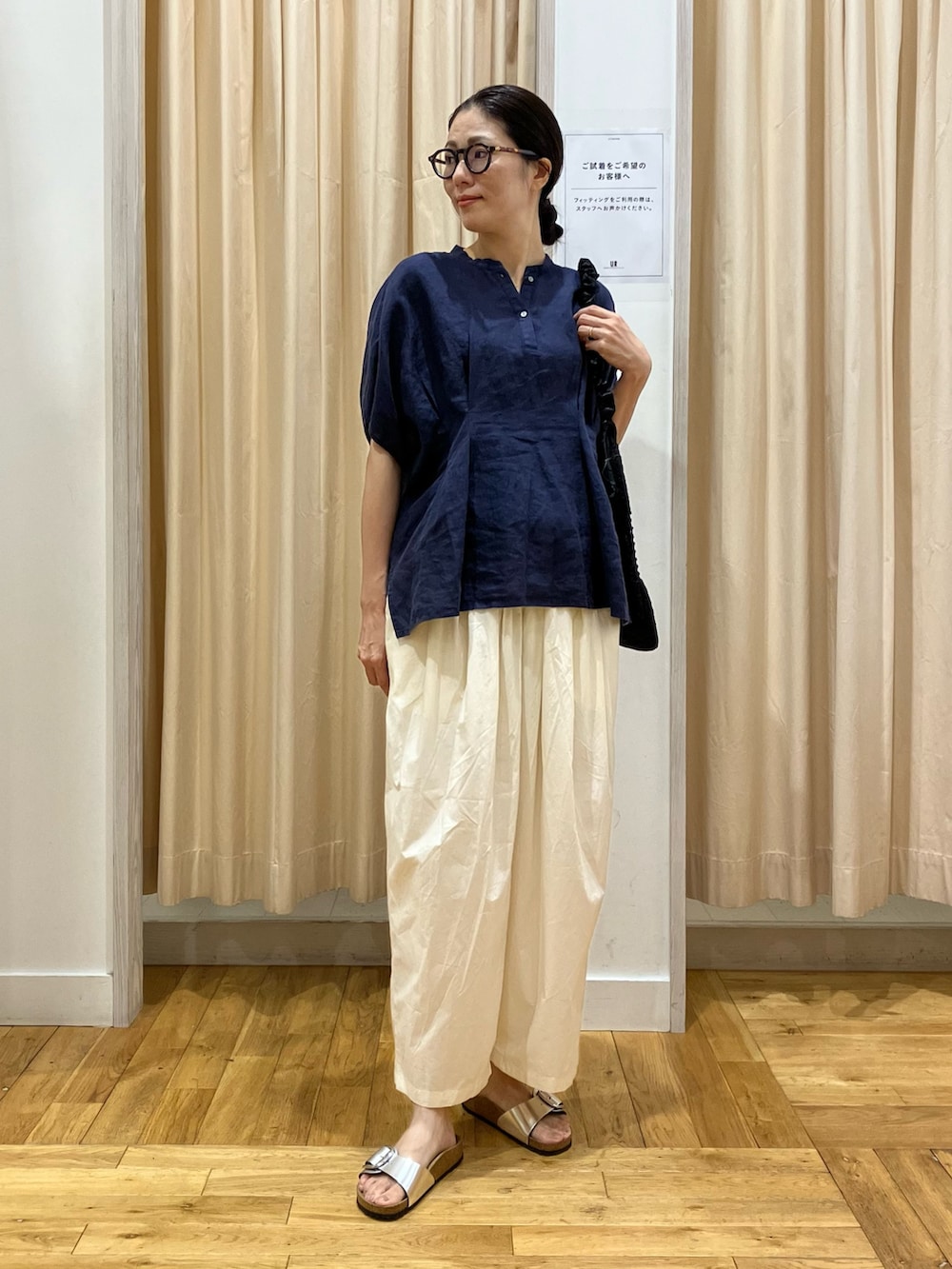 シルバー系のサンダル、ホワイト系のその他パンツ、ブルー系のシャツ/ブラウスを着用したレディースの夏コーディネートの2枚目の写真