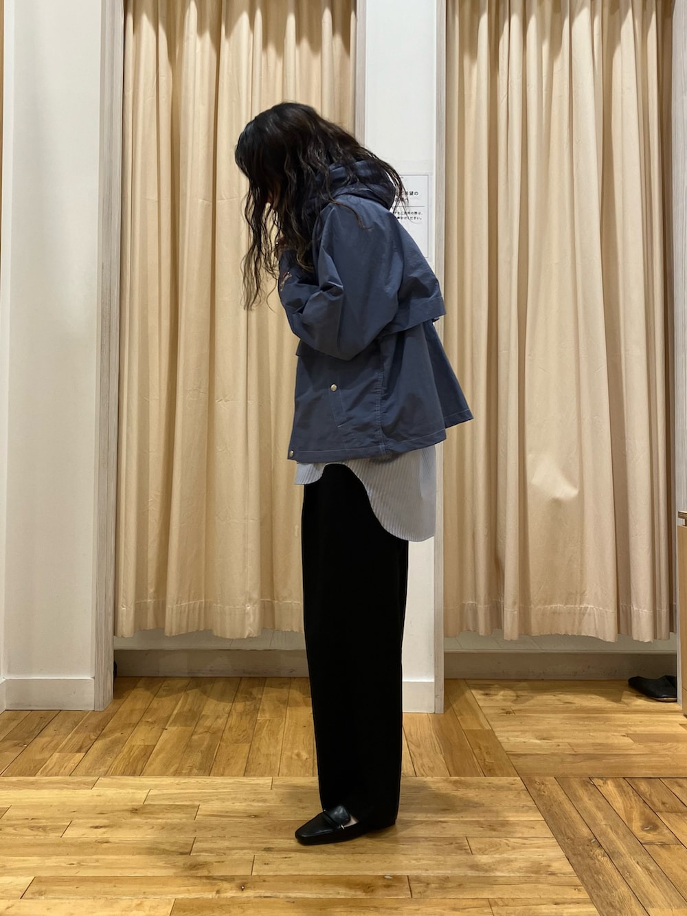 ブルー系のテーラードジャケット、ブルー系のシャツ/ブラウス、ブラック系のローファーを着用したレディースの春コーディネートの3枚目の写真