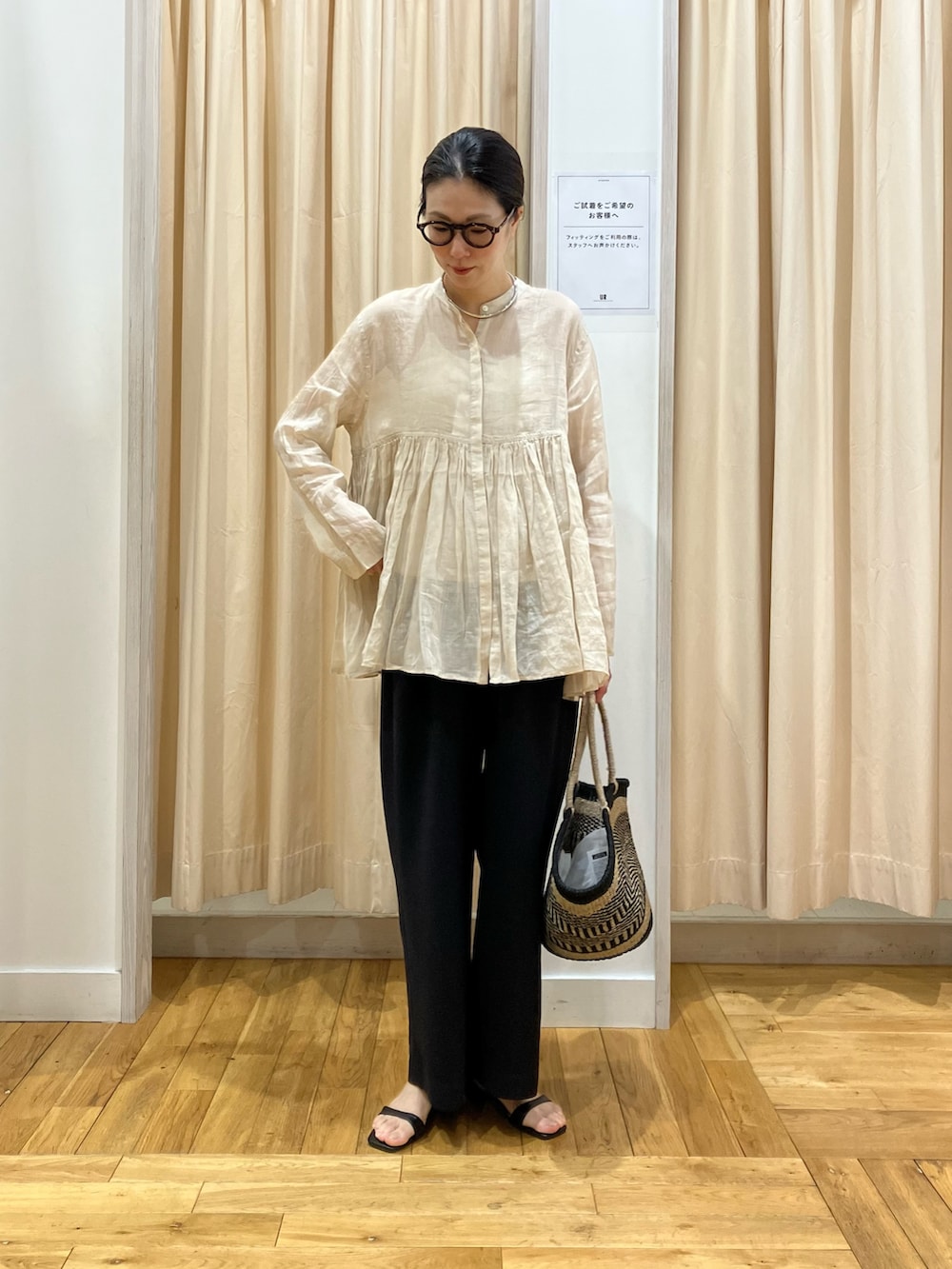 ベージュ系のシャツ/ブラウス、ブラック系のその他パンツ、ブラック系のその他パンツを着用したレディースの春コーディネートの2枚目の写真