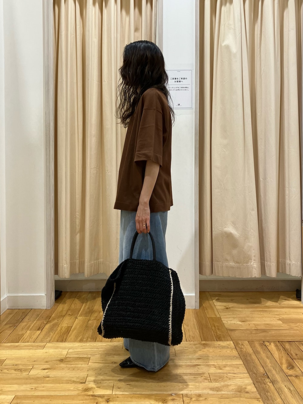 イエロー系のニット/セーター、ブルー系のデニムパンツを着用したレディースの春コーディネートの3枚目の写真