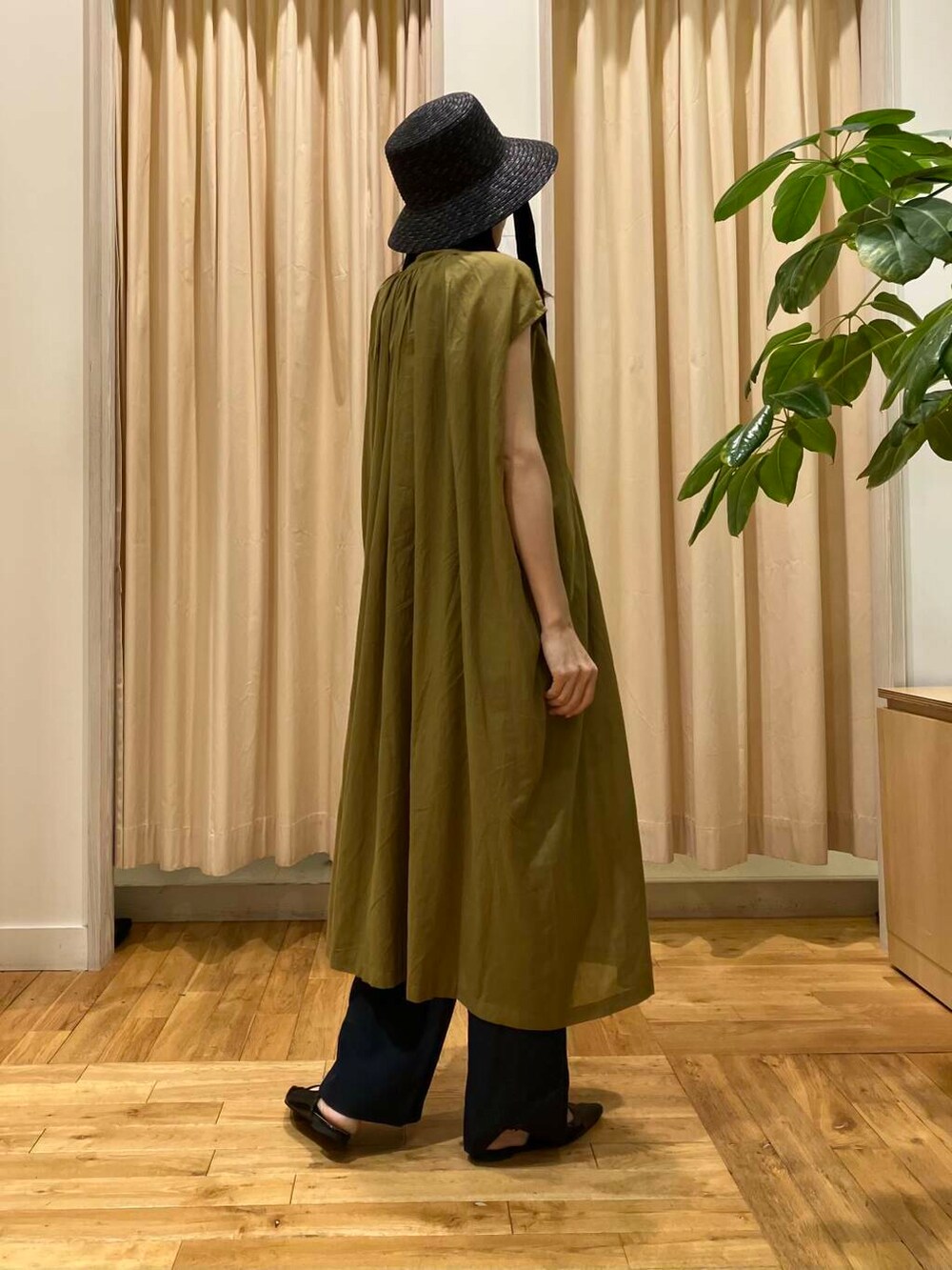 ブラック系のハンドバッグ、ブルー系のその他パンツ、グリーン系のワンピースを着用したレディースの夏コーディネートの4枚目の写真