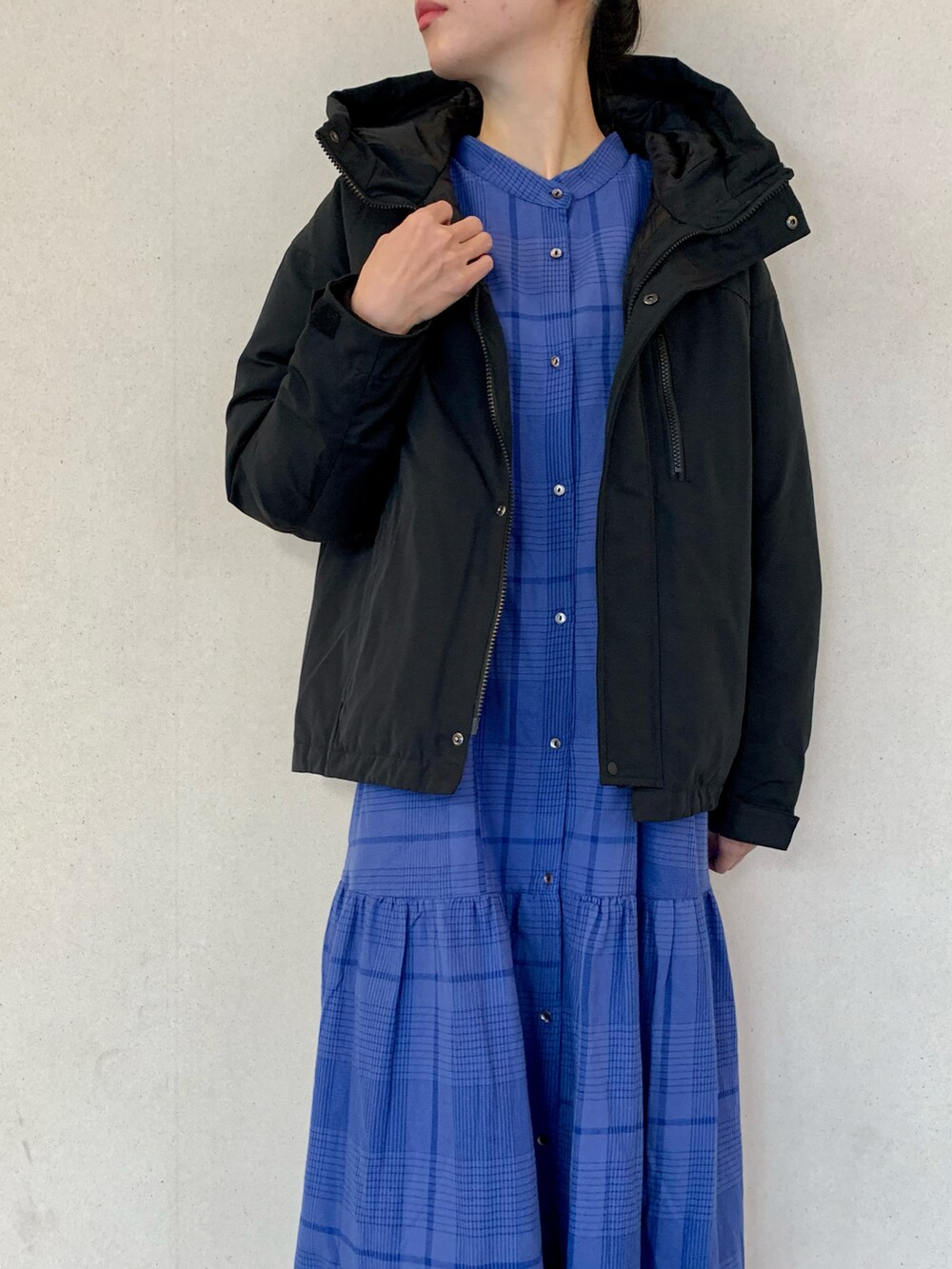 「サニーレーベル、Sonny　Label、SonnyLabel、チェック、チェック柄、チェックワンピース、ワンピース、ロングワンピース、ティアード、ダウンジャケット、ブルー、オトナカジュアル、オトナ女子、高身長女子、高身長コーデ」｜「URBAN RESEARCH Sonny Labelのフーディーダウンジャケット（ダウンジャケット/コート、ブラック系）」を使った、kimmyさん（レディース・168cm）の冬コーディネートの4枚目の写真