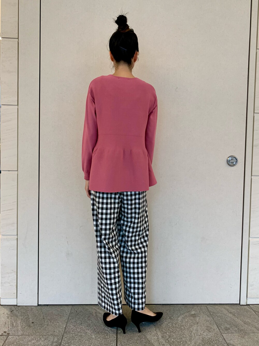 ピンク系のニット/セーター、ホワイト系のその他パンツを着用したレディースの秋コーディネートの3枚目の写真