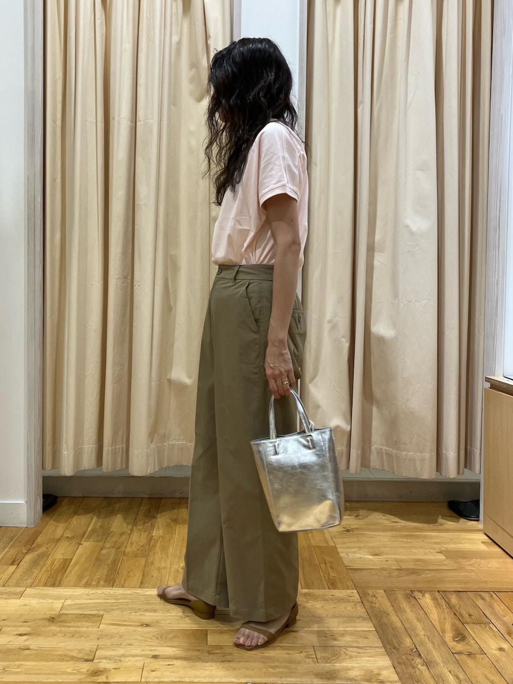 ピンク系のTシャツ/カットソー、ベージュ系のその他パンツ、イエロー系のサンダルを着用したレディースの夏コーディネートの3枚目の写真