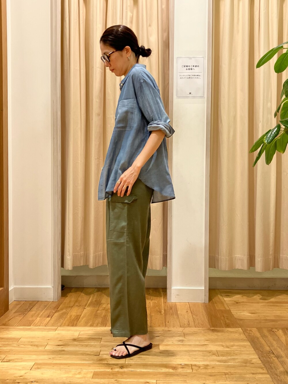 ブルー系のシャツ/ブラウス、ホワイト系のタンクトップ、グリーン系のその他パンツを着用したレディースの夏コーディネートの3枚目の写真