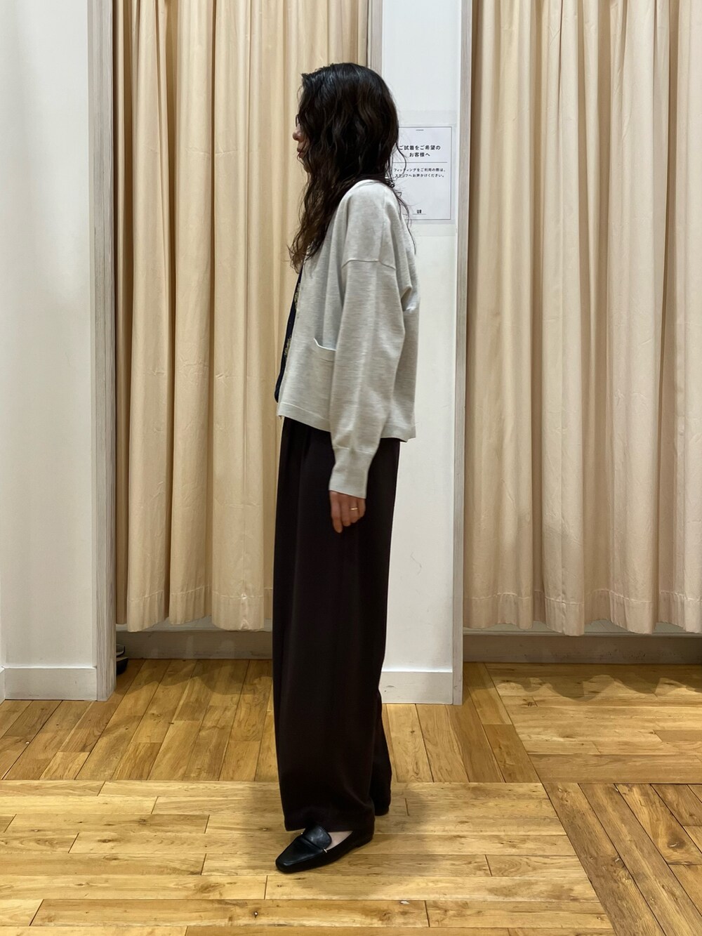 ベージュ系のカーディガン/ボレロ、ブラウン系のその他パンツ、ブラック系のローファーを着用したレディースの春コーディネートの3枚目の写真