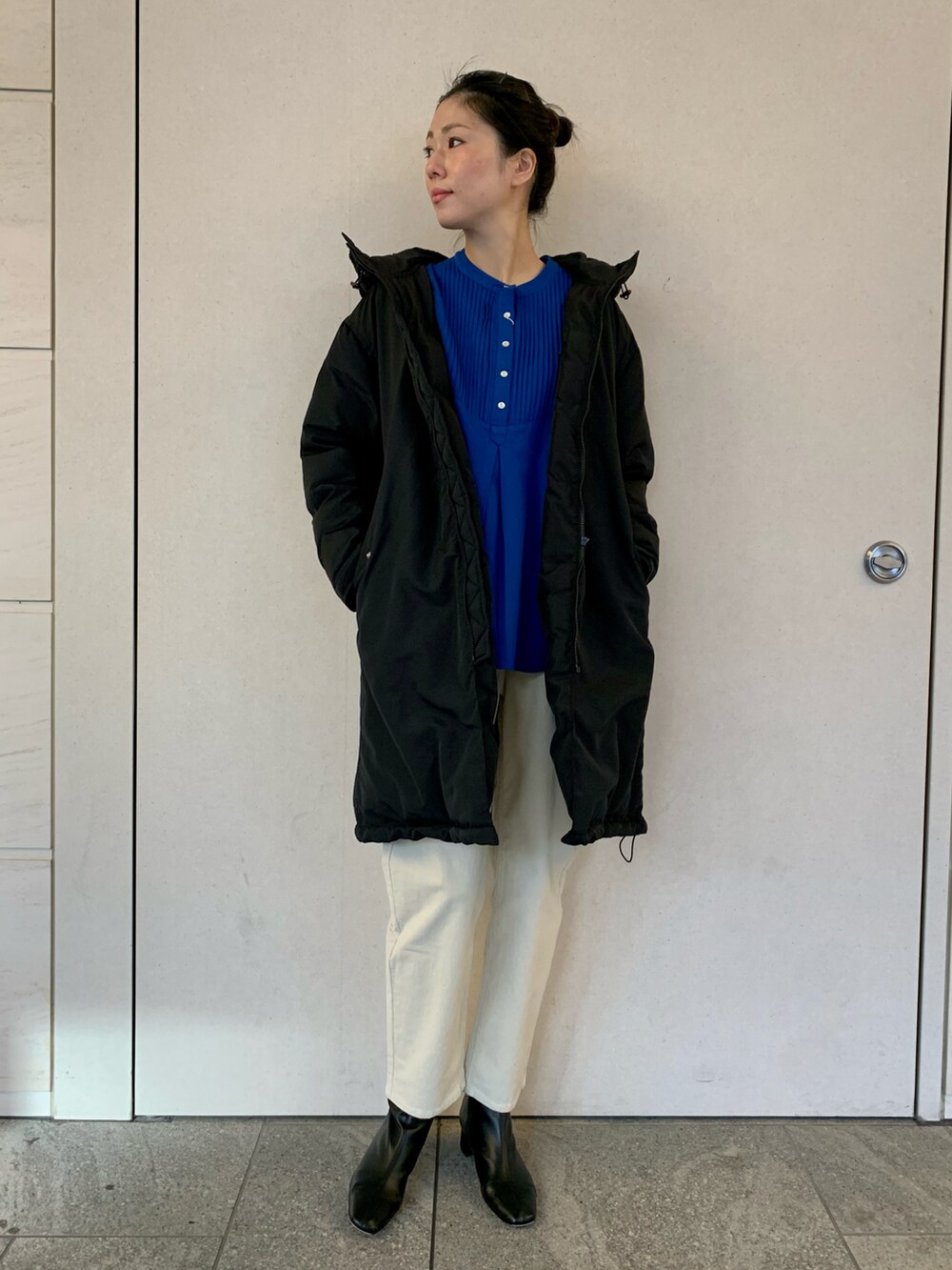 「サニーレーベル、Sonny Label、SonnyLabel、ブルー、中綿アウター、ロングコート、コーデュロイ、コーデュロイパンツ、シンプルコーデ、オトナ女子、冬コーデ、高身長女子、高身長コーデ」|「URBAN RESEARCH Sonny Labelのツイルコットンレーヨンピンタックドレスシャツ(シャツ/ブラウス、ブルー系)」を使った、kimmyさん(レディース・168cm)の冬コーディネートの2枚目の写真