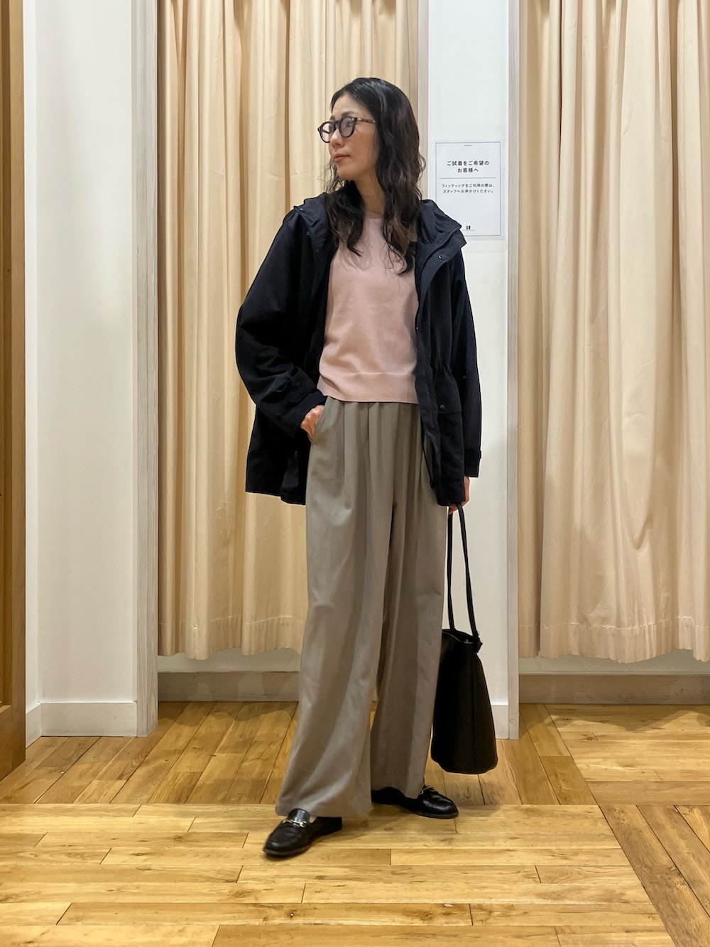 ブルー系のマウンテンパーカー、ピンク系のTシャツ/カットソー、グレー系のその他パンツを着用したレディースの春コーディネートの2枚目の写真