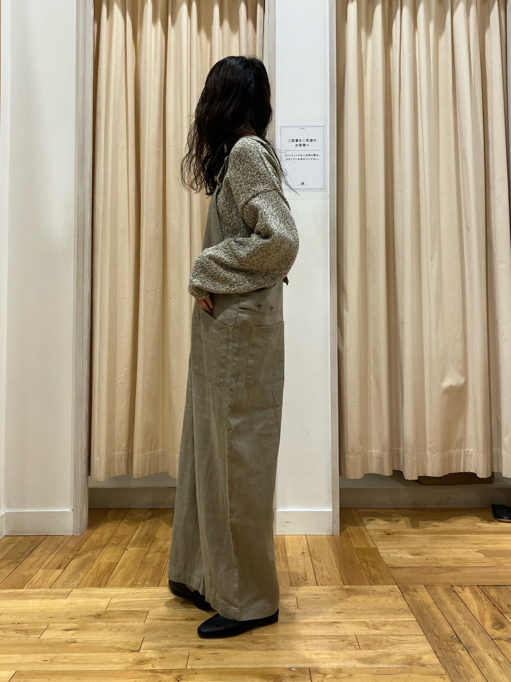 ベージュ系のニット/セーター、ブラック系のその他シューズ、グレー系のサロペット/オーバーオールを着用したレディースの冬コーディネートの3枚目の写真