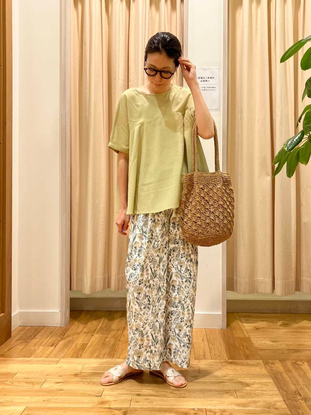 「イージーパンツ、ママコーデ、ブラウス、RODESKO、フラワープリント、柄パンツ、doors、サンダルコーデ、高身長、カゴバッグ」｜「URBAN RESEARCH DOORSのカッティングサンダル（サンダル、ホワイト系）」を使った、kimmyさん（レディース・168cm）の夏コーディネートの2枚目の写真