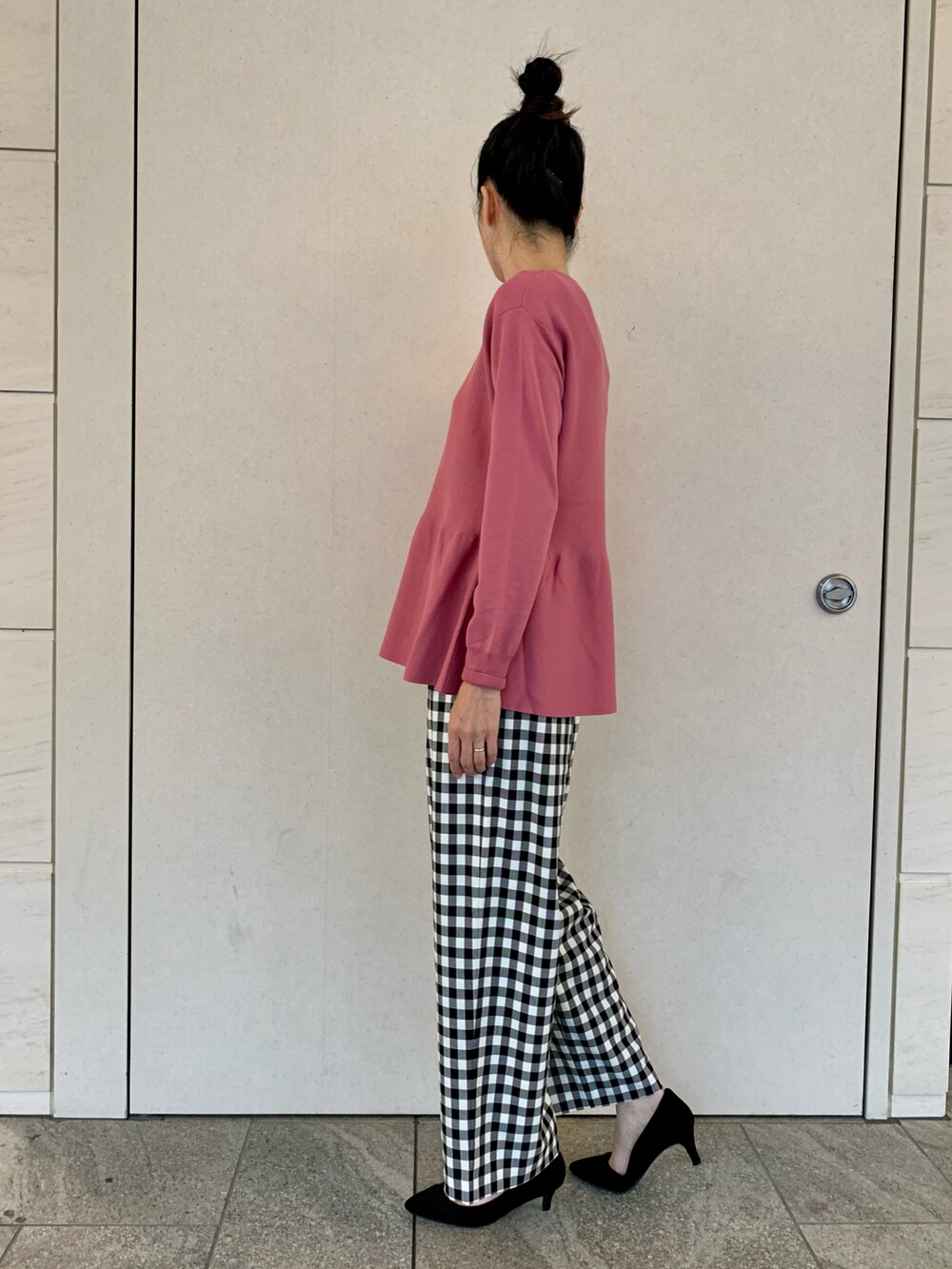 ピンク系のニット/セーター、ホワイト系のその他パンツを着用したレディースの秋コーディネートの2枚目の写真