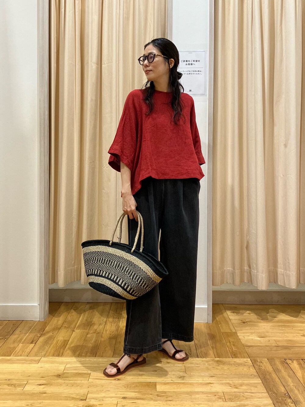 レッド系のシャツ/ブラウス、ブラック系のデニムパンツ、ブラック系のかごバッグを着用したレディースの夏コーディネートの2枚目の写真