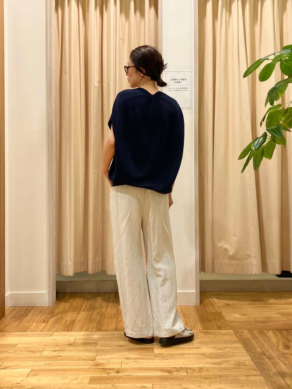 グレー系のサンダル、ベージュ系のその他パンツ、ブルー系のニット/セーターを着用したレディースの夏コーディネートの4枚目の写真