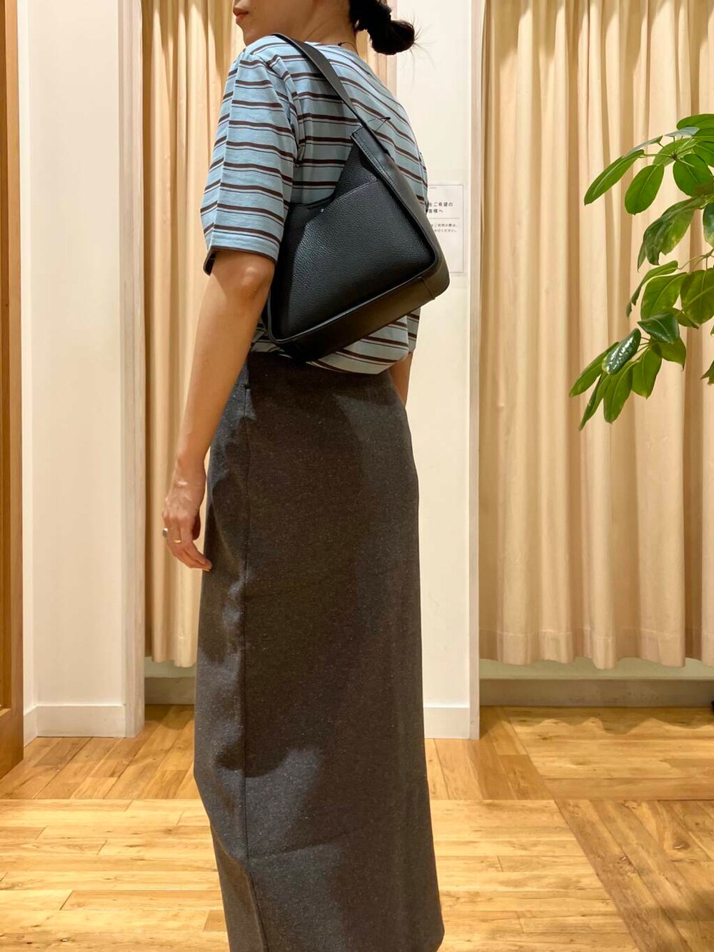 ブラック系のサンダル、グレー系のスカート、ブルー系のTシャツ/カットソーを着用したレディースの夏コーディネートの5枚目の写真