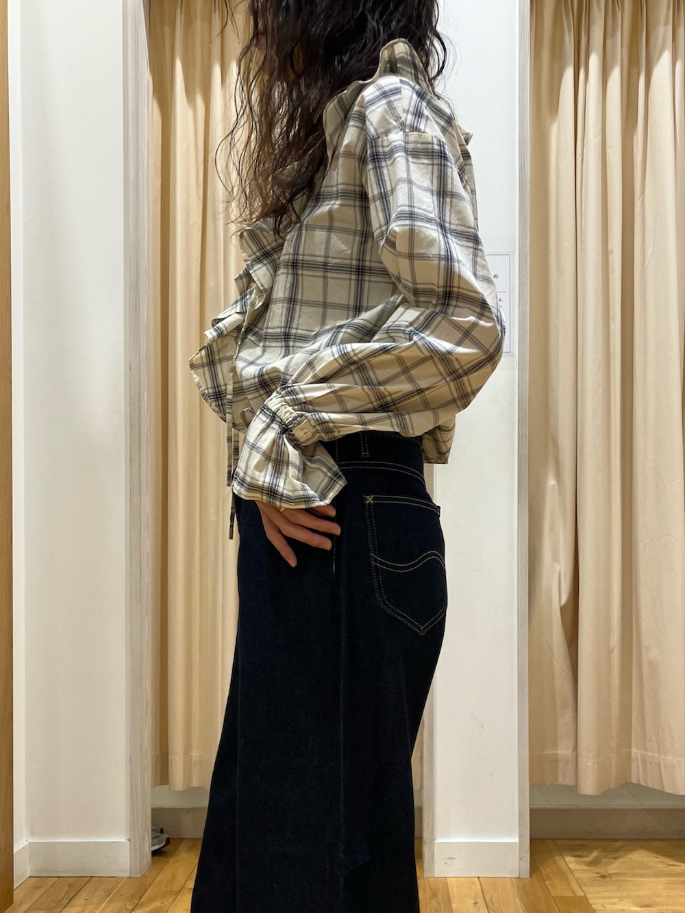 ブラック系のシャツ/ブラウス、ベージュ系のその他アウター、ブルー系のデニムパンツを着用したレディースの春コーディネートの5枚目の写真