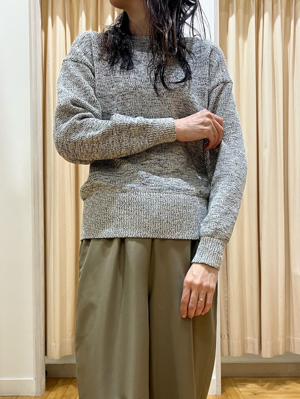 ベージュ系のその他パンツ、ベージュ系のトレンチコート、ブラック系のニット/セーターを着用したレディースの冬コーディネートの6枚目の写真