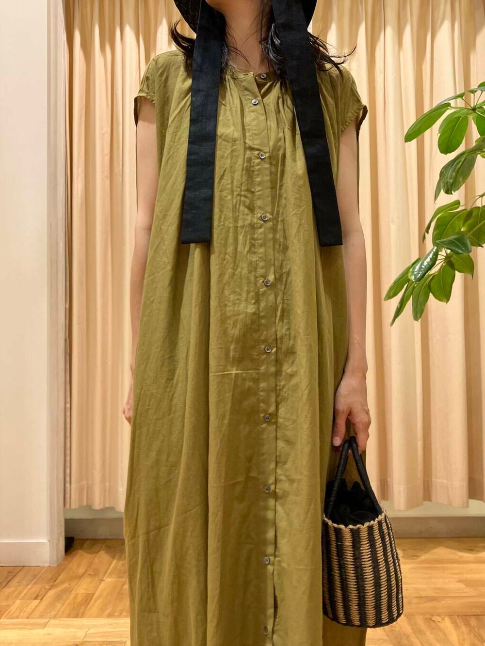 ブラック系のハンドバッグ、ブルー系のその他パンツ、グリーン系のワンピースを着用したレディースの夏コーディネートの5枚目の写真